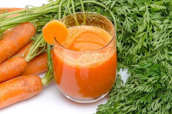 Sammansättning med ett glas morotsjuice och morötter — Stockfoto