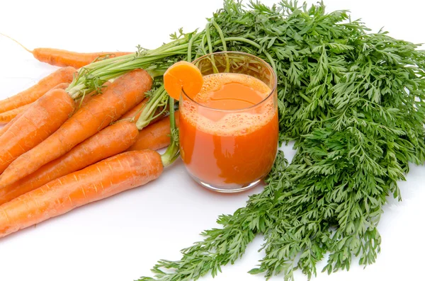 Composition avec un verre de jus de carotte et de carottes fraîches — Photo