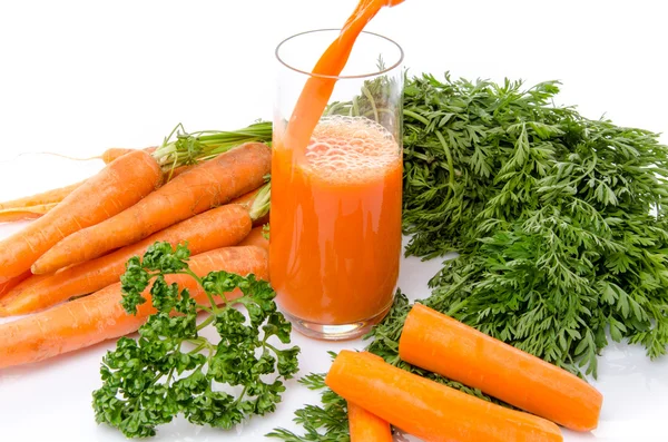 Jus de carotte versé dans un verre — Photo
