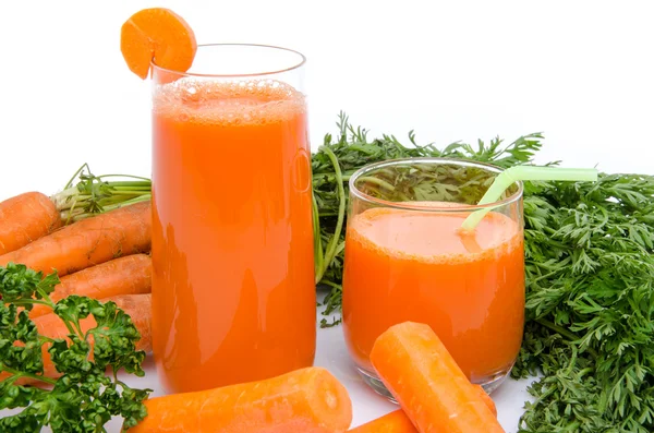 Composición con dos vasos de jugo de zanahoria y zanahorias frescas —  Fotos de Stock