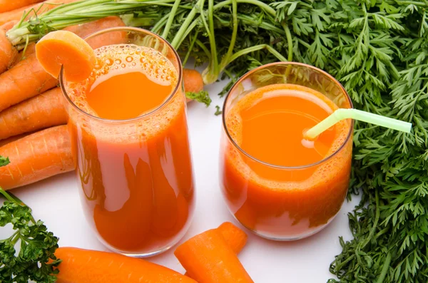 Composition avec deux verres de jus de carotte et de carottes — Photo