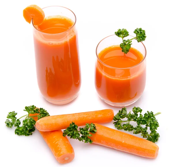 Composition avec deux verres de jus de carotte, carottes fraîches et — Photo