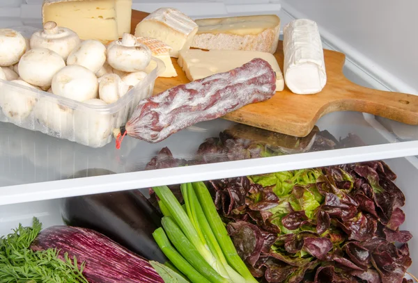 Diferentes productos alimenticios dentro de un refrigerador — Foto de Stock