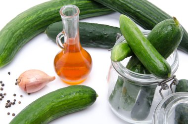 salatalık, bir cam kavanoz ve sirke ile kompozisyon