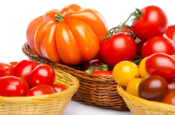 Composição de diferentes variedades de tomates — Fotografia de Stock