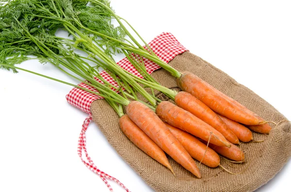 Zanahorias frescas en una bolsa de arpillera — Foto de Stock