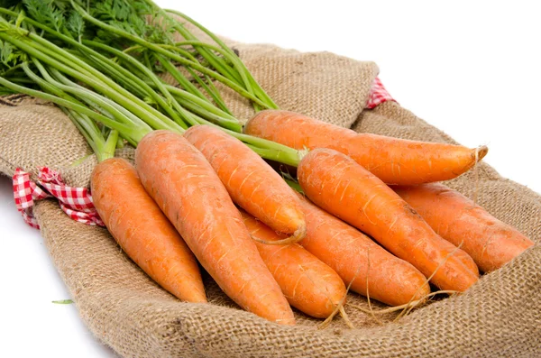 Zanahorias frescas en una bolsa de arpillera —  Fotos de Stock