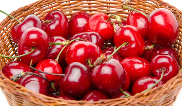 Cerezas en una canasta — Foto de Stock