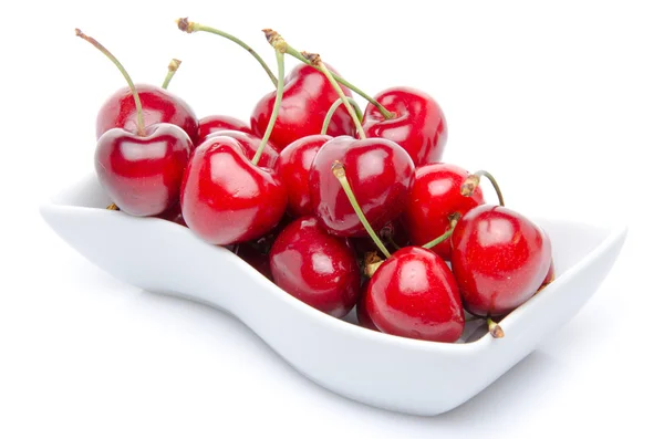 Cerezas frescas en una taza blanca — Foto de Stock