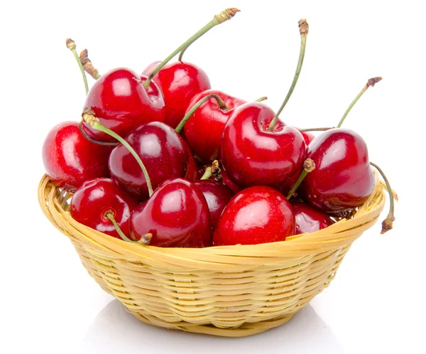 Świeże czerwone wiśnie w koszyku — Zdjęcie stockowe