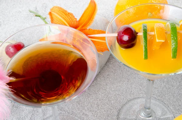 Oranžové a cherry koktejly na písku — Stock fotografie
