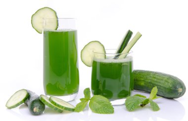 iki bardak ve bir sürahi taze salatalık suyu ile kompozisyon 