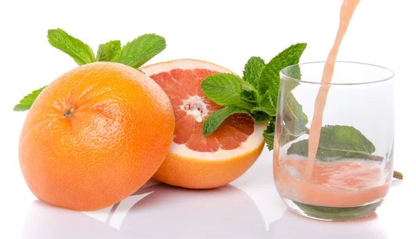 Грейпфрутовый сок налили в стакан — стоковое фото