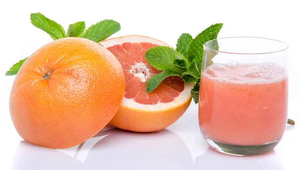 Склянка грейпфрутового соку зі свіжими грейпфрутами та м'ятою — стокове фото