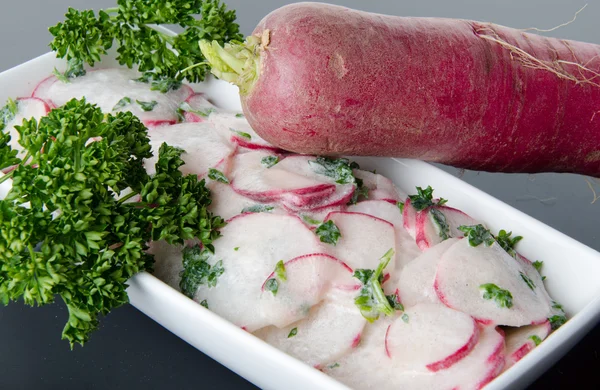 Sliced red radish with vinaigrette in a white cup — Stock Photo, Image