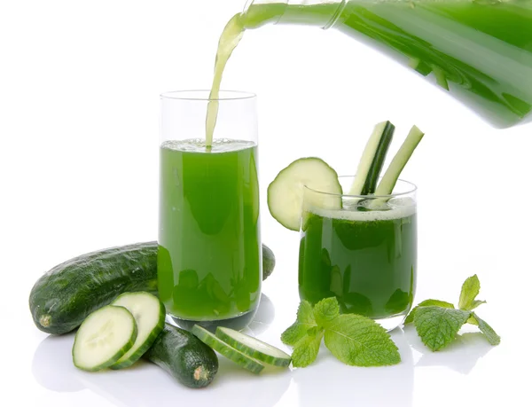 Composition avec du jus de concombre versé dans un verre — Photo