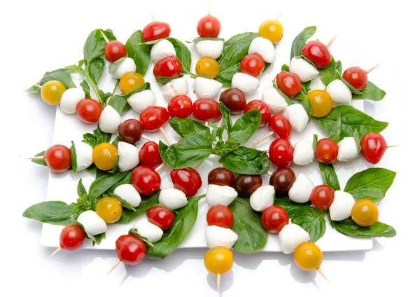 Pomidorami i mozzarellą na szaszłyki — Zdjęcie stockowe