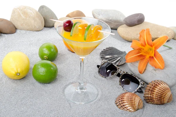 Coquetel laranja saudável em um ambiente de praia — Fotografia de Stock