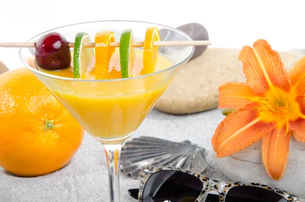 Zdravé oranžový koktejl na pláži prostředí — Stock fotografie