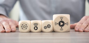 Video akışı kavramının sembolü olan tahta bloklar