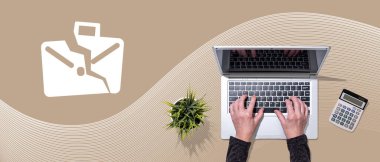 İş kaybı konseptine sahip dizüstü bilgisayar kullanan ellerin üst görünümü