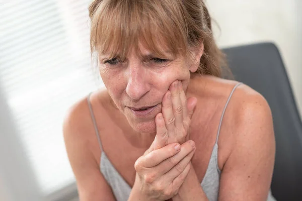Reife Frau Mit Hand Auf Der Wange Leidet Unter Zahnschmerzen — Stockfoto
