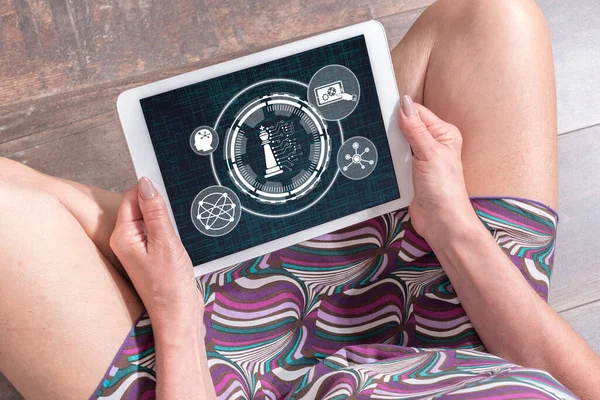 Γυναίκα Κάθεται Στο Πάτωμα Ένα Tablet Που Δείχνει Ψηφιακή Ιδέα — Φωτογραφία Αρχείου