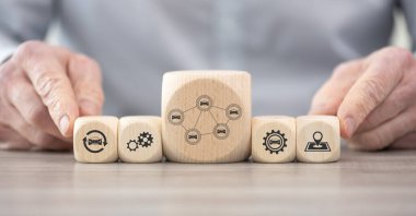 Bağlı araba kavramının sembolü olan tahta bloklar