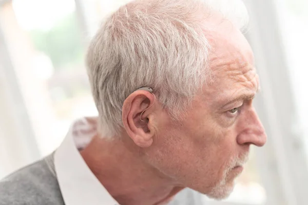Älterer Mann Trägt Hörgerät — Stockfoto