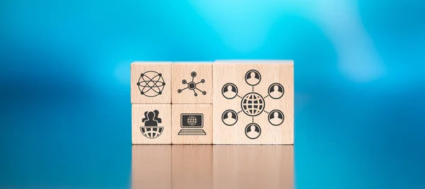 Dřevěné Bloky Symbolem Globalizace Koncept Modrém Pozadí — Stock fotografie