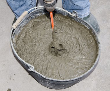 Matkap bir kova ile fayans yapıştırıcı karıştırma kiremitçi