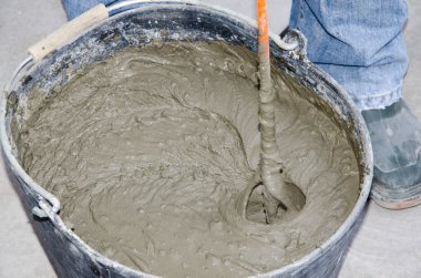 Matkap bir kova ile fayans yapıştırıcı karıştırma kiremitçi