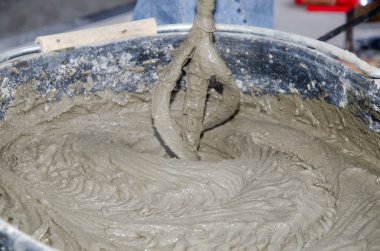 fayans döşeme, fayans yapıştırıcı ile karıştırma