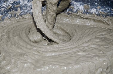 fayans döşeme, fayans yapıştırıcı ile karıştırma