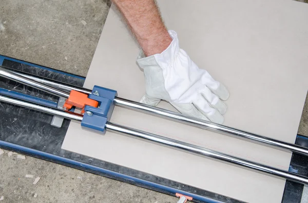 Tiler using a tile cutter — Stock Photo, Image