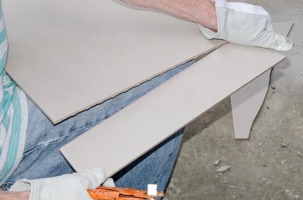 Tiler cutting a tiles — Stock Photo, Image