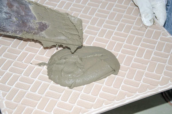 Tiler poner adhesivo de baldosas en la parte posterior de una baldosa —  Fotos de Stock