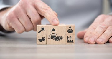 Devam eden eğitim kavramının sembolü olan tahta bloklar