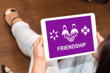 Bir arkadaşlık konseptini gösteren tablet ekranı