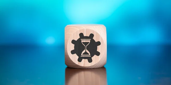 Holzblock Mit Symbol Des Zeitmanagement Konzepts Auf Blauem Hintergrund — Stockfoto