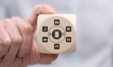 Taşınabilir uygulama kavramının sembolü olan ahşap bir küp.