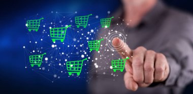 Adam dokunmatik ekranda bir e-ticaret konseptine parmağıyla dokunuyor.