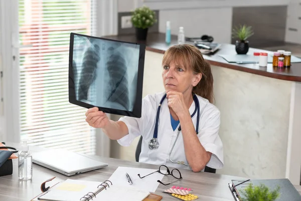 Γυναίκα Γιατρός Που Εξετάζει Ακτινογραφία Στο Ιατρικό Γραφείο — Φωτογραφία Αρχείου