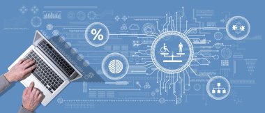 Toplumsal eşitlik kavramının sembolü olan dizüstü bilgisayar kullanan ellerin üst görünümü