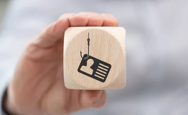 手釣りの概念のシンボルと木製のキューブを保持 — ストック写真