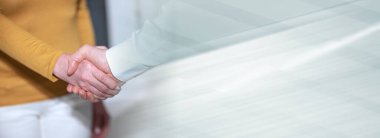 İş kadını ve işadamı el sıkışıyor; panoramik pankart