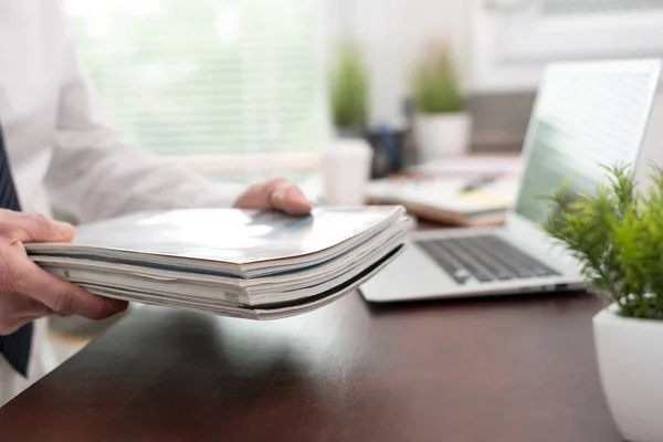 Hands Businessman Holding Magazines — Stock Photo, Image