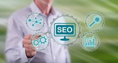Dokunmatik ekranda kalemle bir seo konseptine dokunan adam