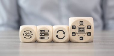 Api kavramının sembolü olan tahta bloklar