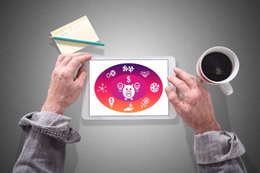 Kitle fonlama kavramını gösteren tablet kullanan erkek eller